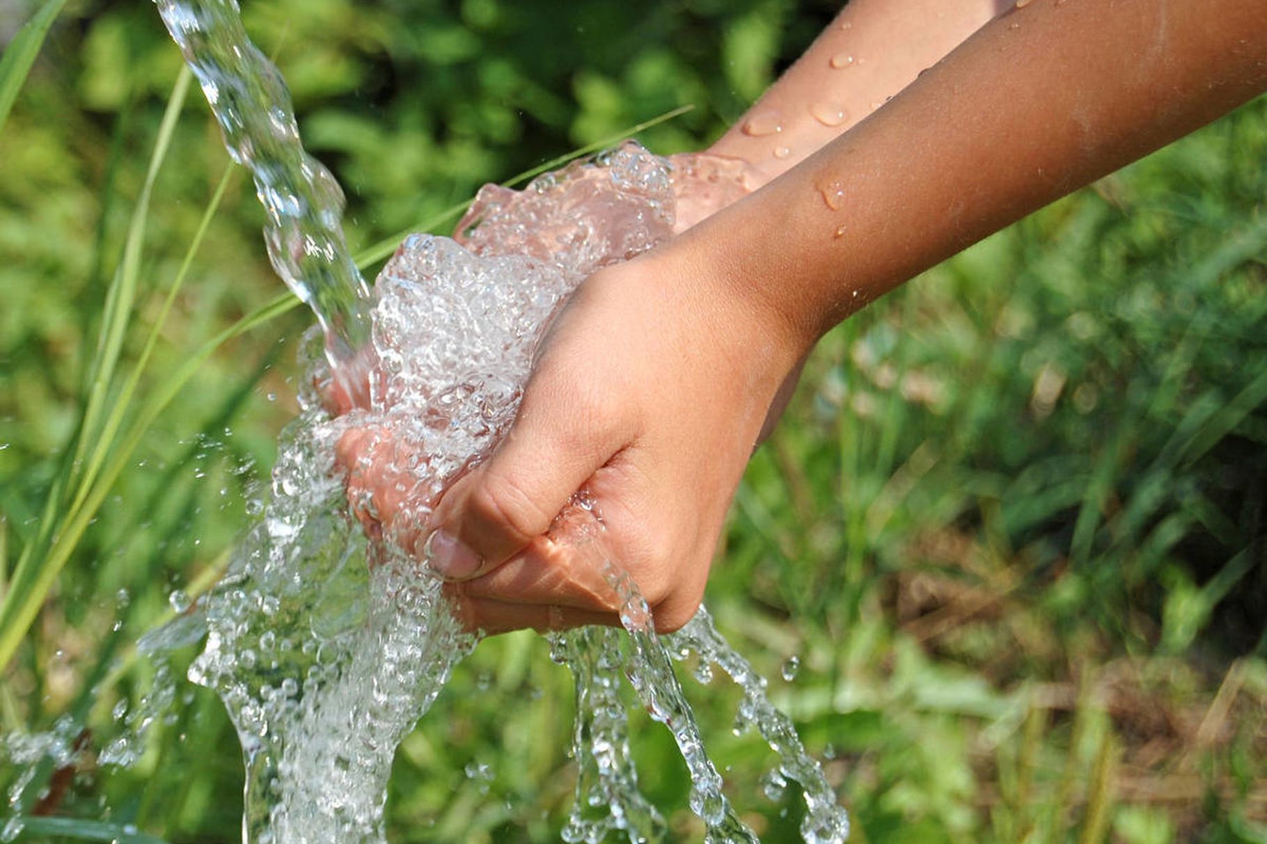 Catch water. Как человек добывает воду для детей. Water use. Cleanliness for the Water photo. Поиск водой видео.